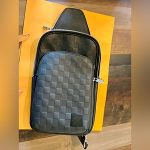 LOUIS VUITTON AVENUE SLINGBAG NM